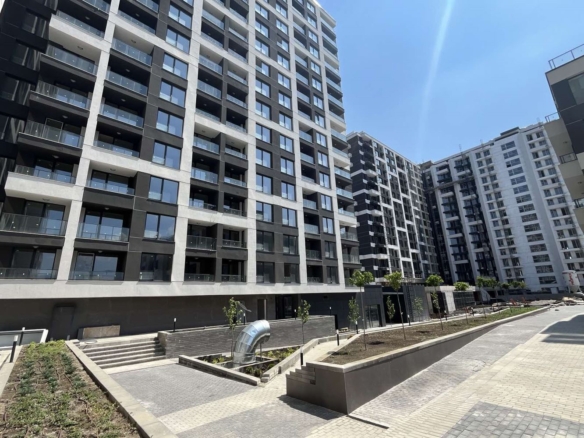 Тристаен апартамент в нов затворен комплекс, с включено подземно паркомясто. - 0