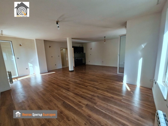 Тристаен апартамент в Оборище - 0